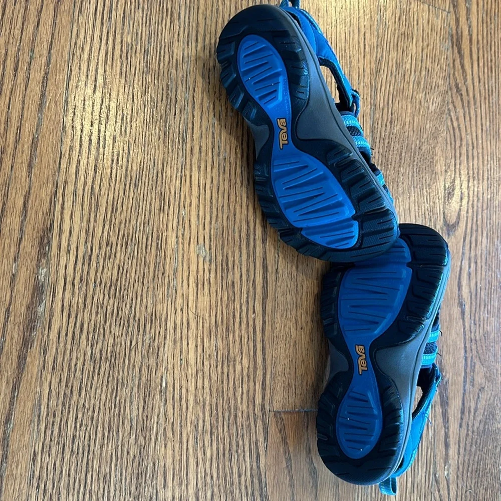 Teva size 11 closed toe sandles